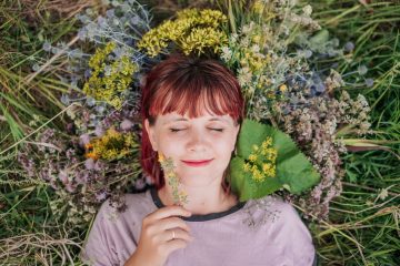Femme allongée dans les fleurs