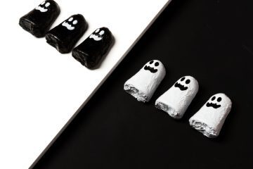 Fantômes noirs sur un fond blanc d'un côté et fantômes blancs sur un fond noir de l'autre
