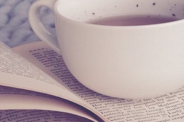 Tasse de thé sur un livre ouvert