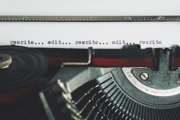 Machine à écrire qui a écrit "rewrite... edit... rewrite... edit... rewrite"