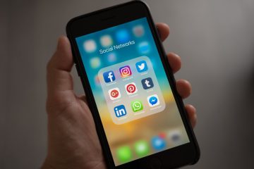 Téléphone avec miniatures des applications de réseaux sociaux les plus populaires