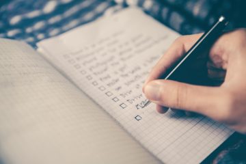 Main qui complète une checklist