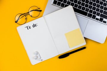 Carnet "To do:" avec des accessoires placés autour de lui