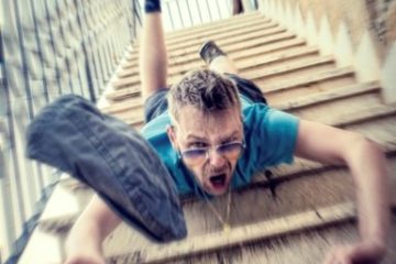Homme qui tombe dans les escalier
