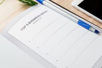 Carnet avec stylo et téléphone