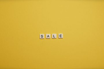 "SALE" écrit sur un fond jaune